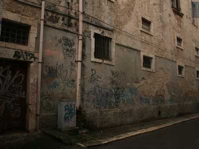 E sul retro in via Buttaro lo scenario che si apre davanti a noi � davvero tremendo: scritte sui muri...